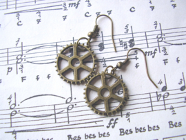 OB29 - Steampunk oorhangers met radertjes