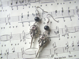 OB18 - Gothic oorhangers met ravenschedels