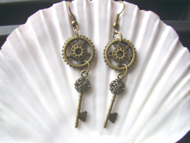 OB31 - Steampunk oorhangers met radertjes en sleuteltjes