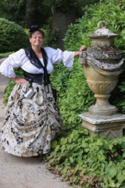 DR05 - Victoriaanse rok met opgetrokken plooien