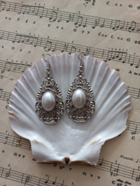 OB55 - Barok oorhangers zilver met parelcabochons