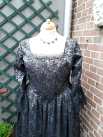 DJ07 - Vroeg-18e eeuwse tweedelige jurk