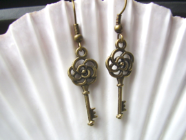 OB36 - Steampunk oorhangers met sleuteltjes M