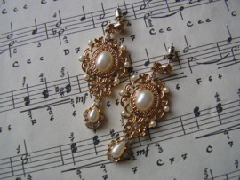 OB05 - Barok oorbellen in goud met parels