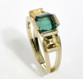 Geelgouden ring met groene toermalijn met gold beryl