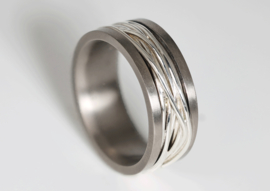 Titanium ring met zilveren wikkel