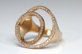 Angela Hubel ring with diamonds Pirouette
