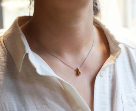 Mandarijn granaat hanger met ruwe diamant