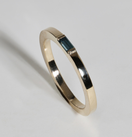 Gouden ring met blauwe baguette diamant