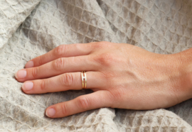 Geel gouden golf ring met diamant
