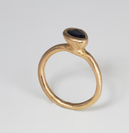 Dripping art ring met peer geslepen saffier