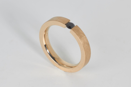 Minimal Art ring in geelgoud met zwarte diamant