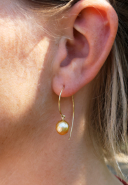 Gouden oorbel met gefacetteerd parel