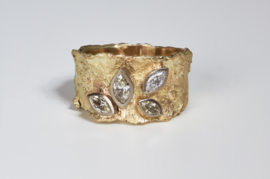Tree bark ring with leafs yellow gold