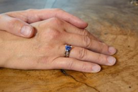 Witgouden solitaire  ring met  blauwe saffier