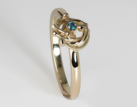 Medusa ring met blauwe diamant