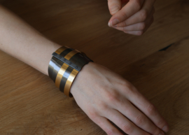 Zilveren klap armband (zwart/goud kleur)