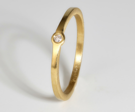 Tezer smalle ring met kleine diamant