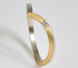 Manu Schmuck ring smal met bocht en diamant