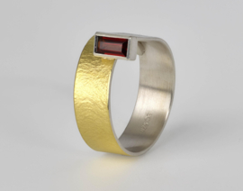 Manu schmuck ring with baquette garnet