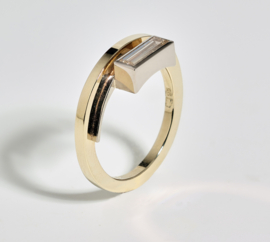 Ring met baguette aan de zijkant