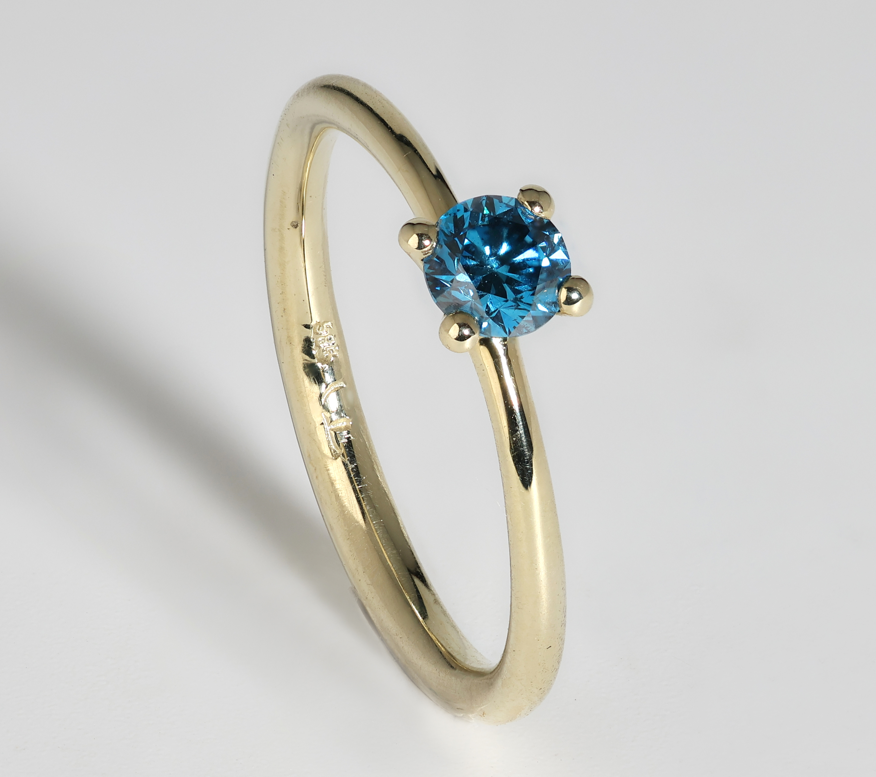 One tone sparkel met blauwe diamant