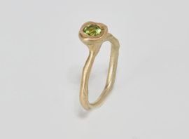 Dripping art ring with peridot