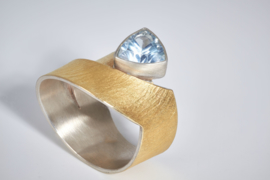 Manu Schmuck ring met licht blauwe topaas