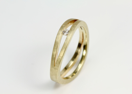 Geel gouden golf ring met diamant