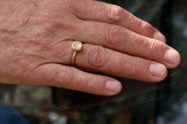 Tezer ring met bol zetting en diamant