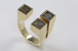 Geelgouden ring met 3 ruwe diamanten