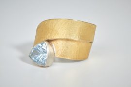 Manu Schmuck ring met licht blauwe topaas
