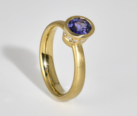 Saffier ring met diamanten