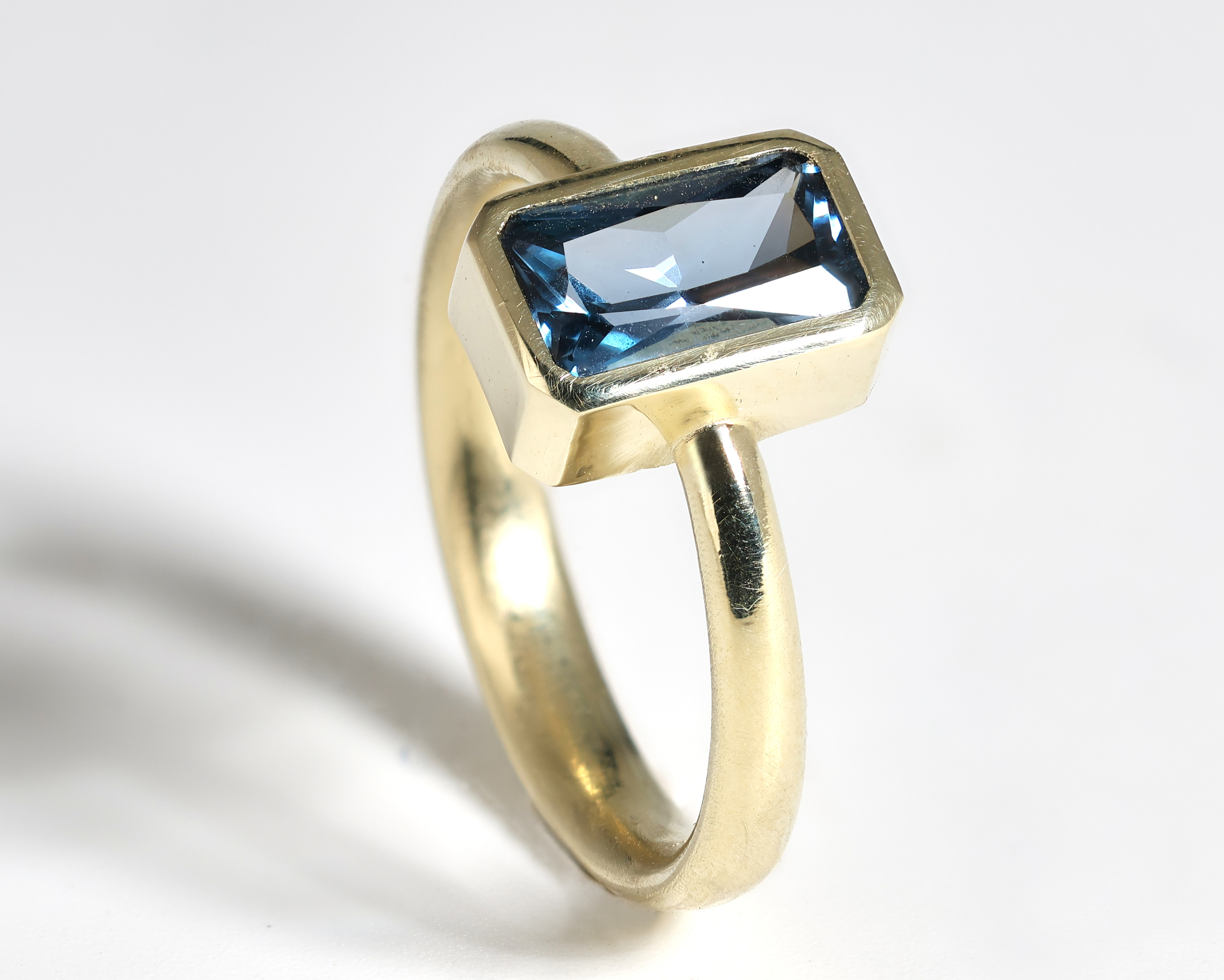 Gouden ring met blauwe spinel