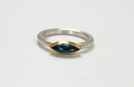 Manu Schmuck ring met londen blauwe topaas