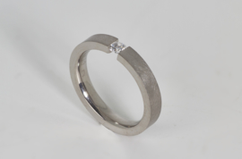 Minimal Art in ring platina ( 600 )met witte diamant