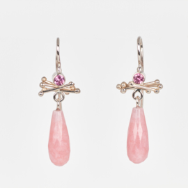 Medusa Ohrringe mit Saphir und rosa Opale