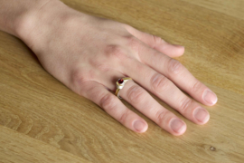 Manu schmuck ring met rode granaat