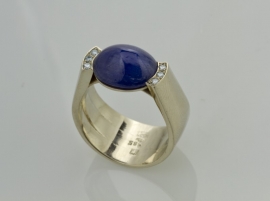 Royal Ring Weißgoldring mit Saphir