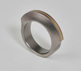 Feniom titanium ring met gouden lijn