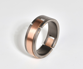 Titanium ring met rood goud van Meister