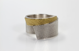 Manu Schmuck ring with golden detail