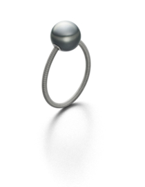 Eva Strepp stalen ring "one" met Tahiti parel 