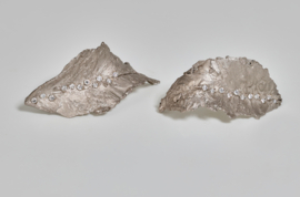 Blaadjes witgoud oorknopje