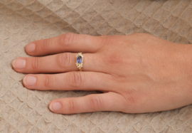 Gouden saffier ring met kleine diamantjes