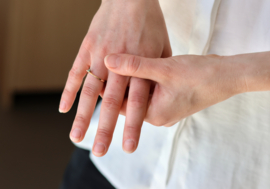 Hoek ring met blauwe diamant