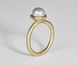 Dripping art ring met licht grijze parel