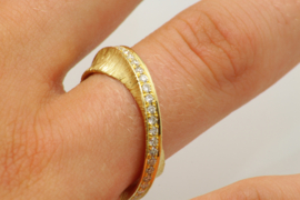 Goldline "flap" ring met diamanten