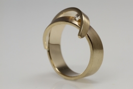 Cardillac ring  in yellow gold, Orchid