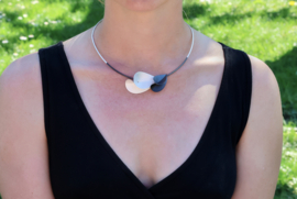 Deco Echo halsketting met bladvormen mat zilver en zwart